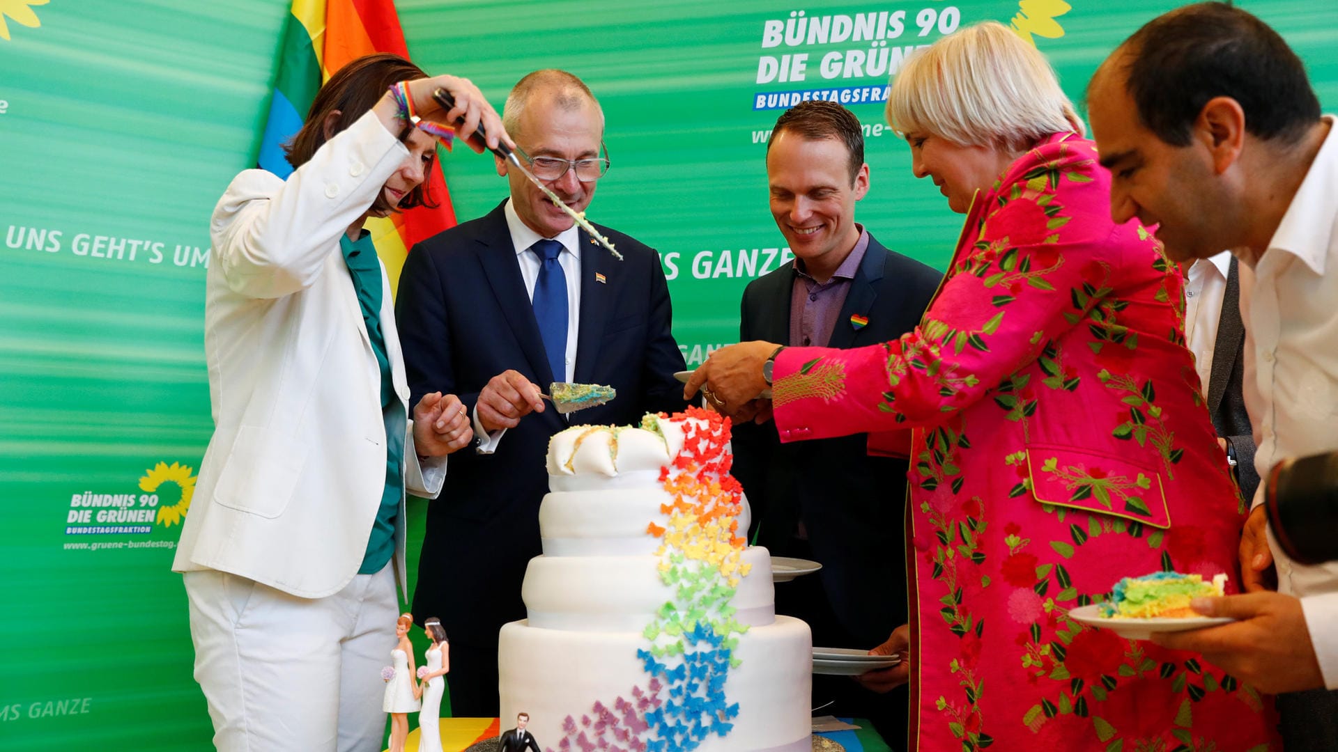 Grüne schneiden Torte an