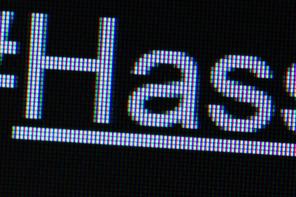 Die Bundesregierung hat mit Stimmen von CDU und SPD ein neues Gesetz zum Vorgehen gegen Hasskommentare im Internet verabschiedet.