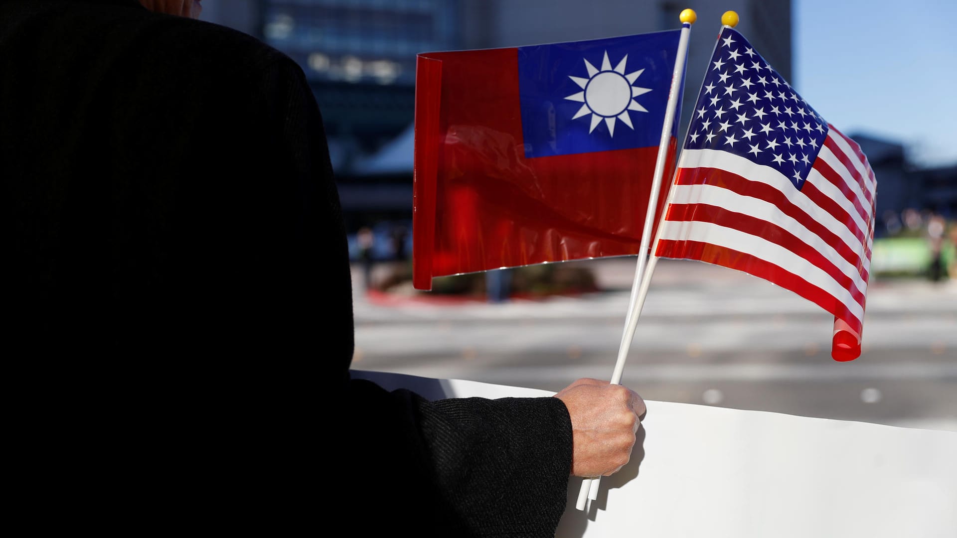 Das US-Außenministerium hat einen Waffenverkauf im Wert von 1,14 Milliarden Euro an Taiwan genehmigt. Der Deal umfasst unter anderem Anti-Radar-Flugkörper und Torpedos.