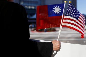 Das US-Außenministerium hat einen Waffenverkauf im Wert von 1,14 Milliarden Euro an Taiwan genehmigt. Der Deal umfasst unter anderem Anti-Radar-Flugkörper und Torpedos.