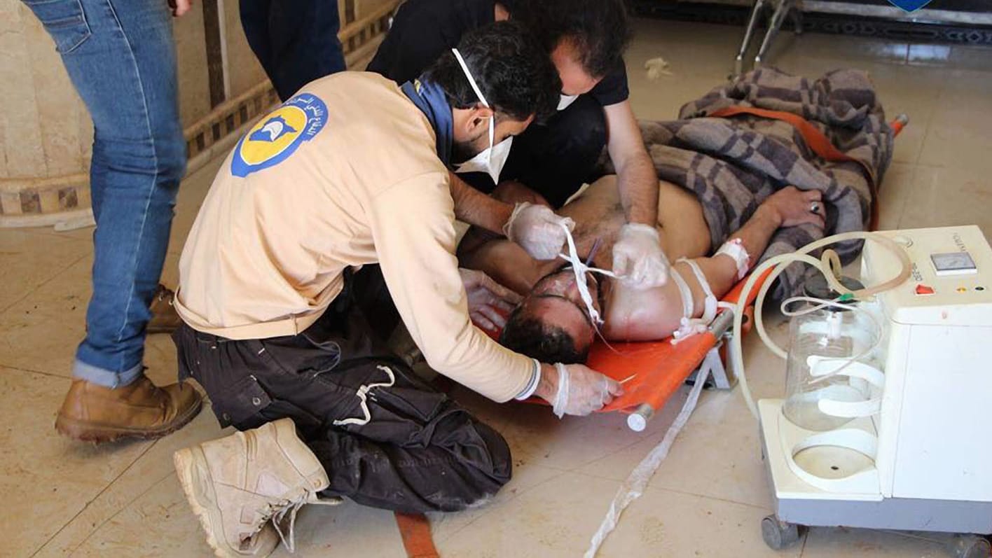 Ein von der «Syria Civil Defence» (Weißhelme) zur Verfügung gestellte Foto, zeigt Freiwillige Helfer, die ein Opfer eines mutmaßlichen Giftgasangriffs in Chan Scheichun, Syrien, versorgen. Ein von der «Syria Civil Defence» (Weißhelme) zur Verfügung gestellte Foto, zeigt Freiwillige Helfer, die ein Opfer eines mutmaßlichen Giftgasangriffs in Chan Scheichun, Syrien, versorgen.