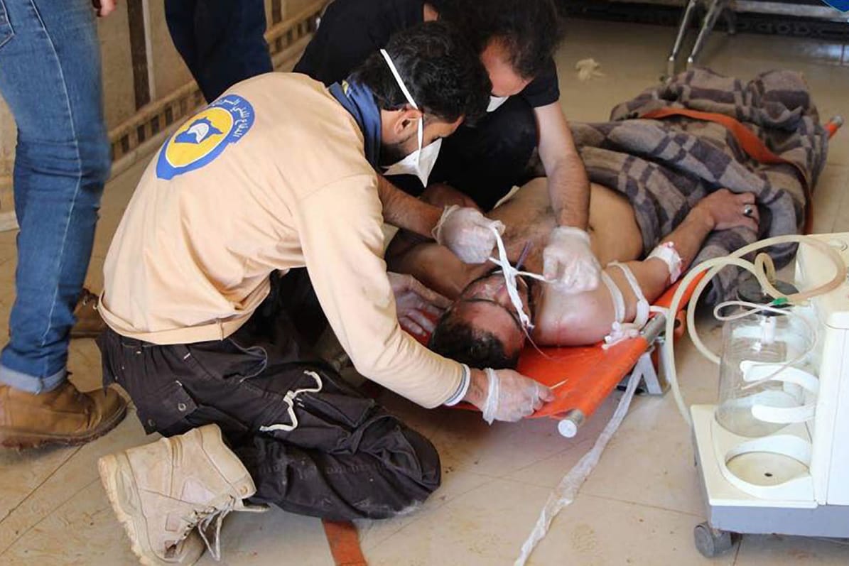 Ein von der «Syria Civil Defence» (Weißhelme) zur Verfügung gestellte Foto, zeigt Freiwillige Helfer, die ein Opfer eines mutmaßlichen Giftgasangriffs in Chan Scheichun, Syrien, versorgen.