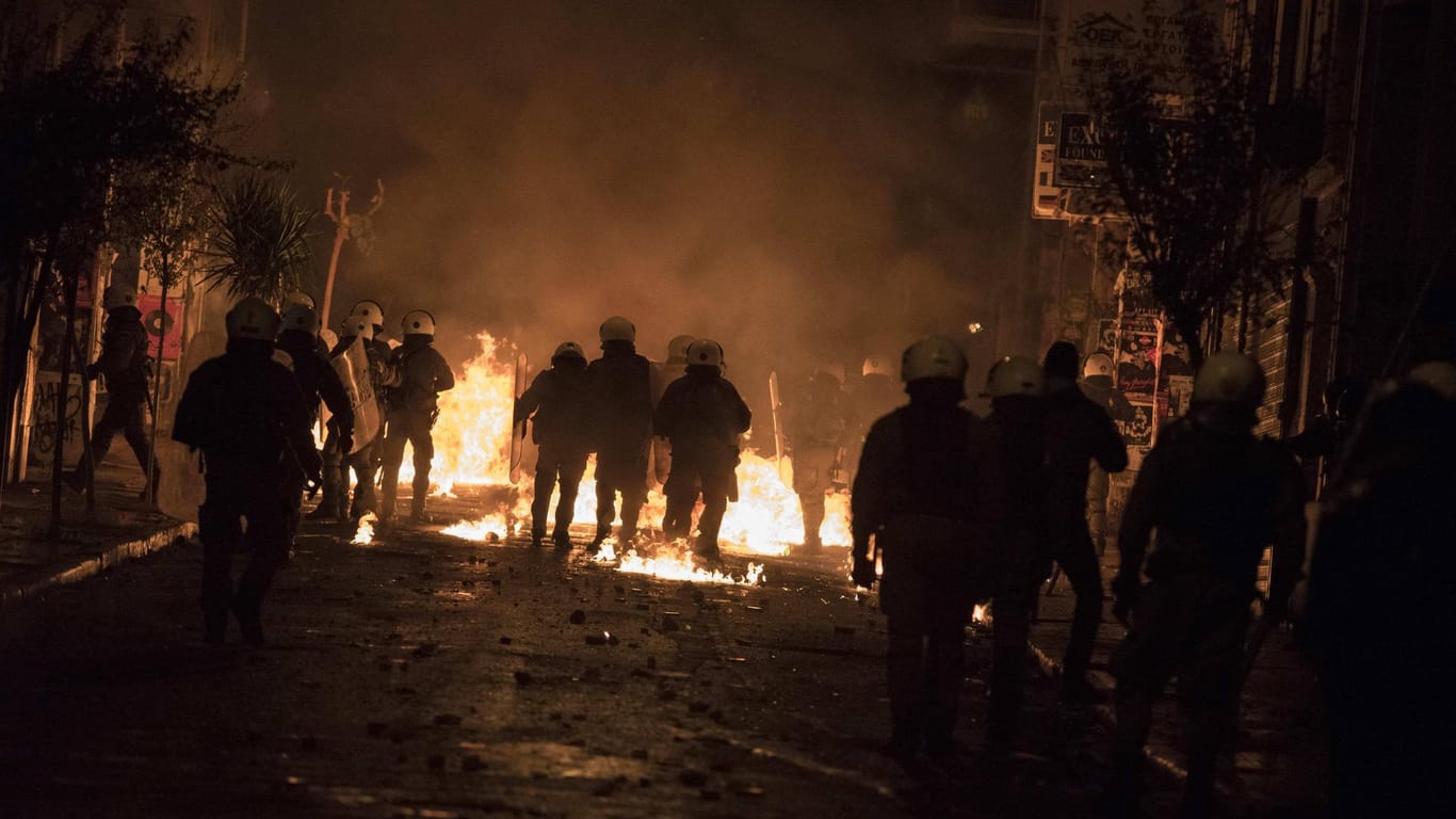 Dezember 2016 Athen, Griechenland: Anarchisten liefern sich Straßenschlachten mit der Polizei