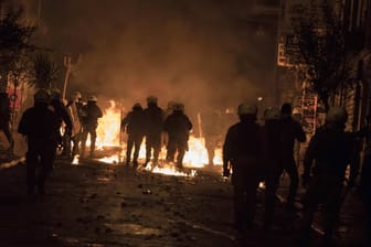 Dezember 2016 Athen, Griechenland: Anarchisten liefern sich Straßenschlachten mit der Polizei