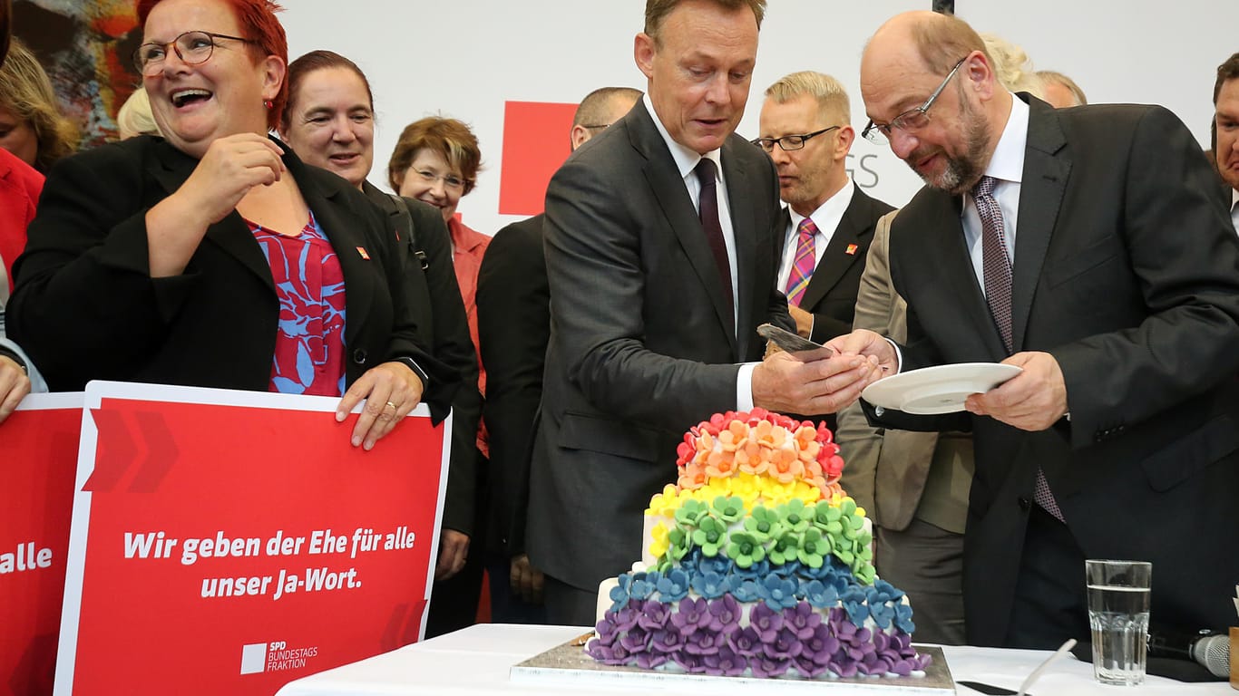 Auch bei der SPD gibt es Süßes: Fraktionschef Thomas Oppermann und Parteichef Martin Schulz schneiden den Kuchen zur Feier der Ehe für alle an.