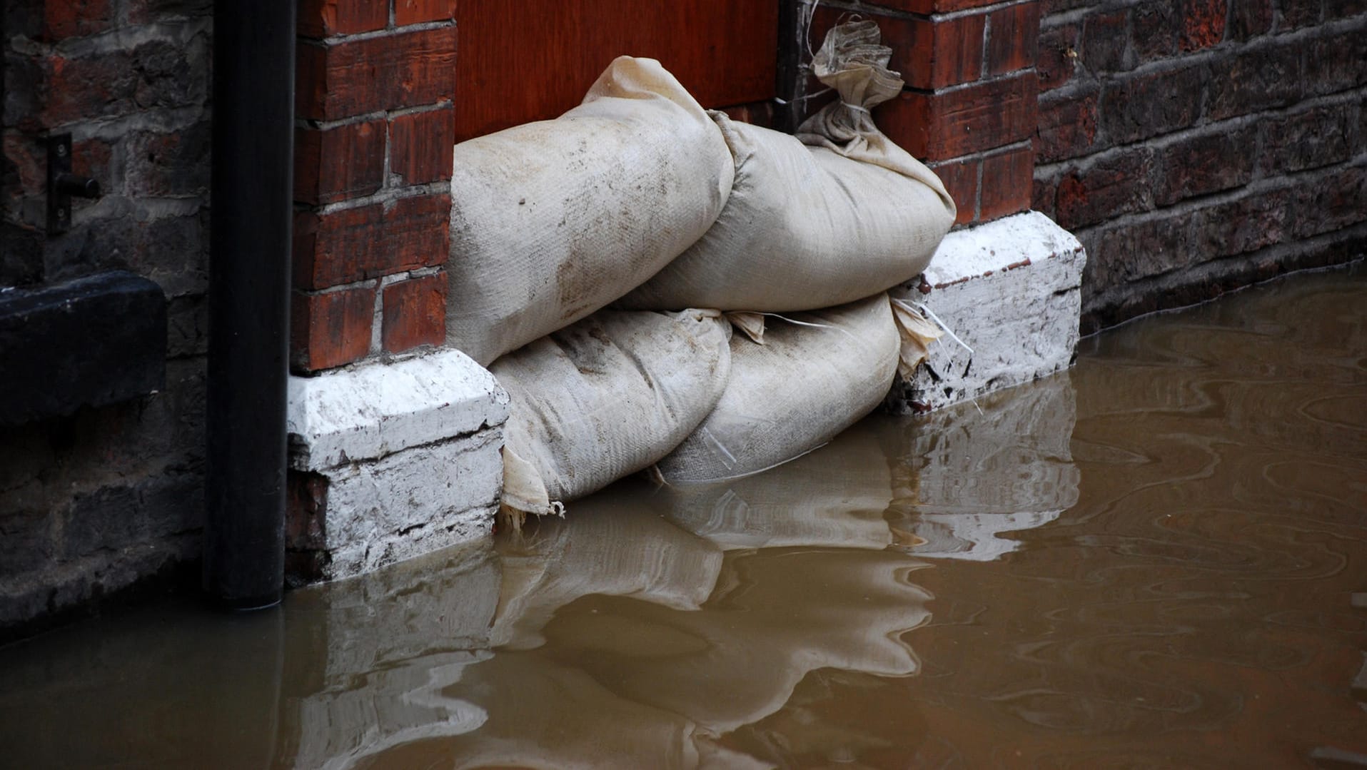 Sandsäcke bei Hochwasser