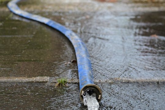 Starkregen kann dazu führen, dass Wasser in den Keller läuft.