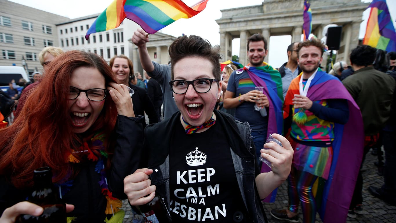 Schwule und Lesben feiern vor dem Brandenburger Tor die Ehe für alle.