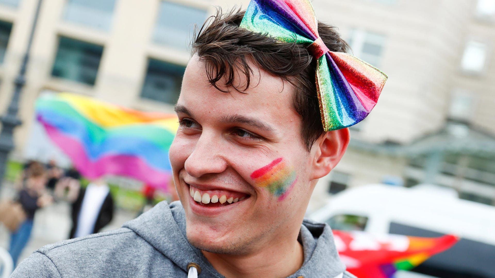 Dieser junge Mann trägt zur Feier des Tages eine Schleife im Haar.