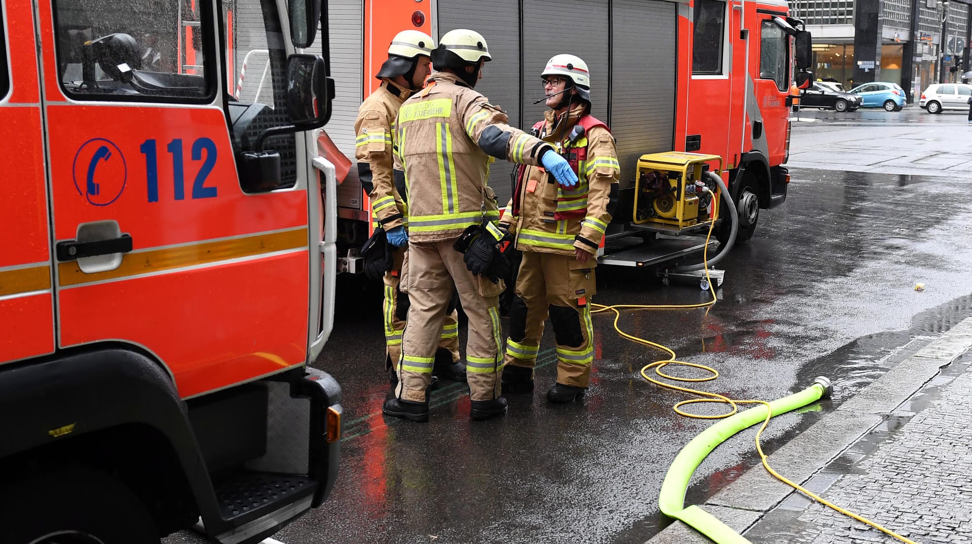 Feuerwehrleute pumpem in Berlin-Mitte Wasser aus einem Keller. Der Ausnahmezustand wegen des Unwetters in Berlin bleibt weiterhin bestehen. Feuerwehrleute pumpem in Berlin-Mitte Wasser aus einem Keller. Der Ausnahmezustand wegen des Unwetters in Berlin bleibt weiterhin bestehen.