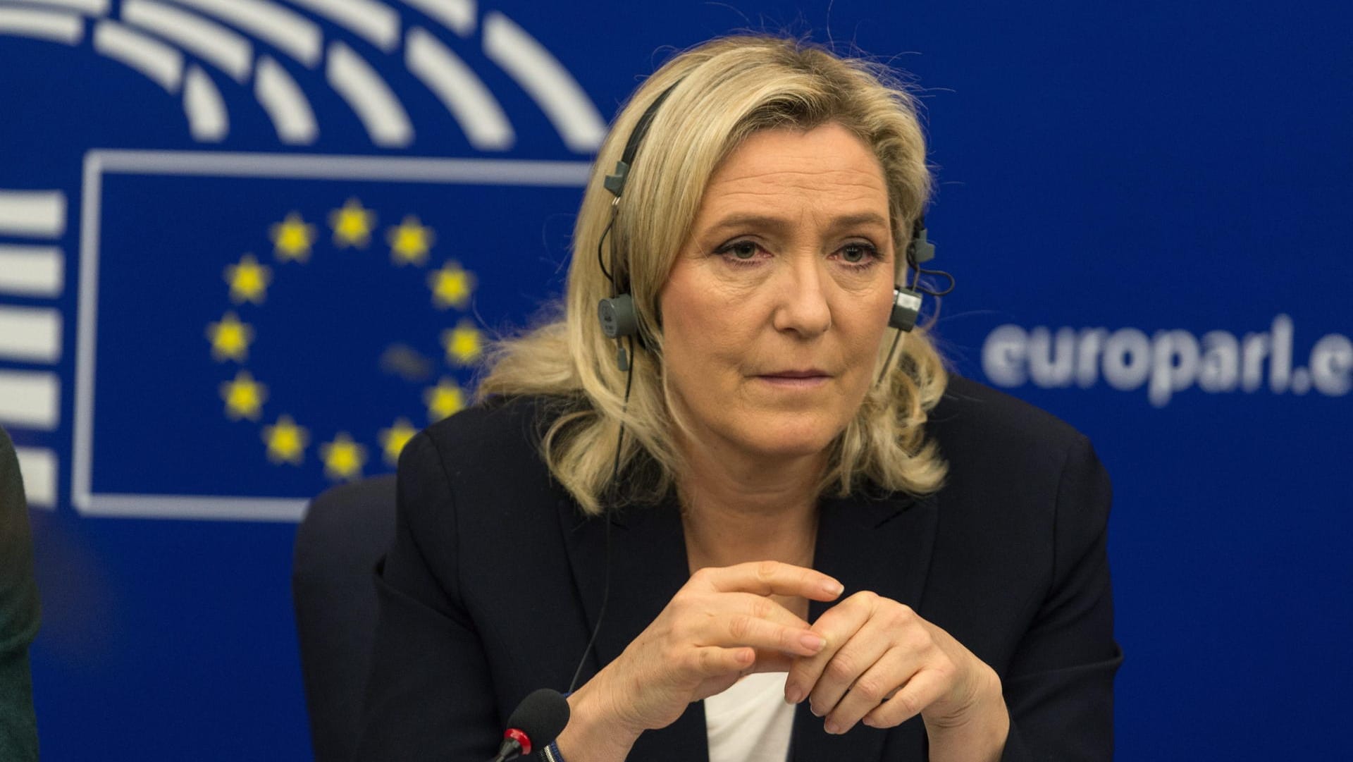 Die FN-Vorsitzende Marine Le Pen während einer Sitzung im Europaparlament. Die FN-Vorsitzende Marine Le Pen während einer Sitzung im Europaparlament.