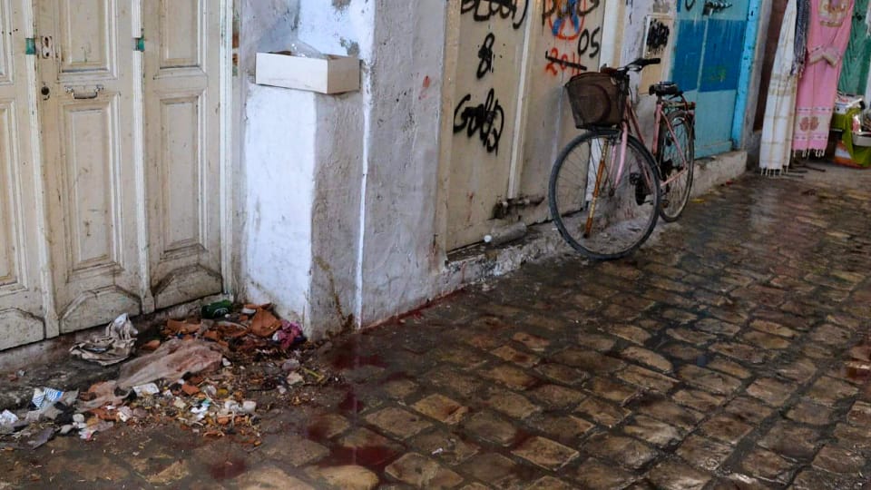 Bei einem Angriff auf zwei Touristen in Nabeul (Tuinesien) sind medizinischem Personal und Medienberichten zufolge zwei Menschen verletzt worden. Blutflecken auf der Straße am Balgha-Markt markieren den Ort der Attacke. Bei einem Angriff auf zwei Touristen in Nabeul (Tuinesien) sind medizinischem Personal und Medienberichten zufolge zwei Menschen verletzt worden. Blutflecken auf der Straße am Balgha-Markt markieren den Ort der Attacke.