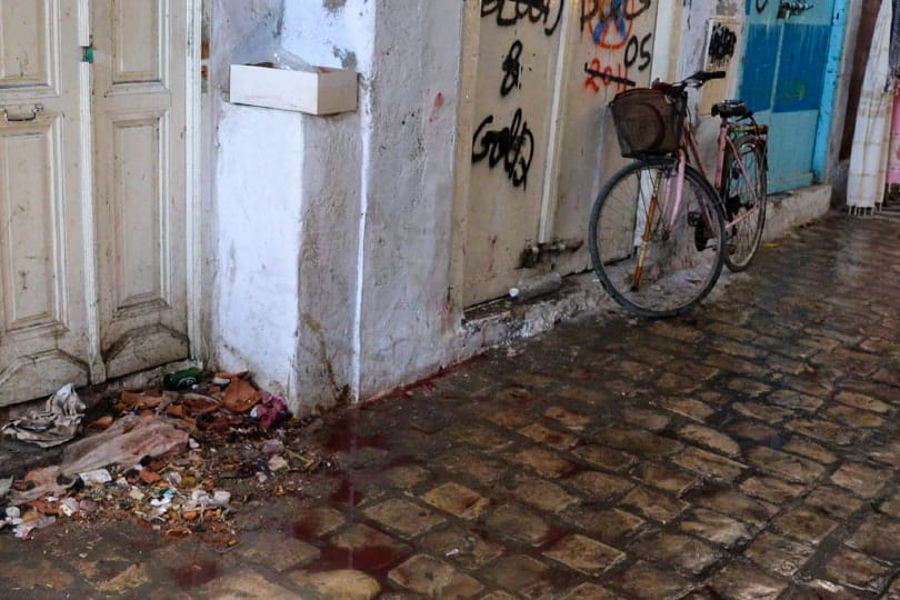 Bei einem Angriff auf zwei Touristen in Nabeul (Tuinesien) sind medizinischem Personal und Medienberichten zufolge zwei Menschen verletzt worden. Blutflecken auf der Straße am Balgha-Markt markieren den Ort der Attacke.