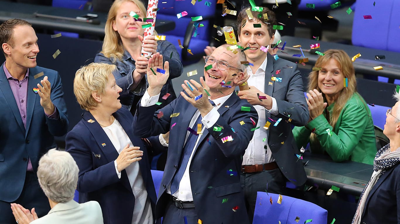Fraktionsmitglieder der Grünen, in der Mitte Volker Beck, bejubeln das Ja zur Ehe für alle.