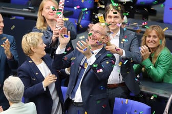 Fraktionsmitglieder der Grünen, in der Mitte Volker Beck, bejubeln das Ja zur Ehe für alle.
