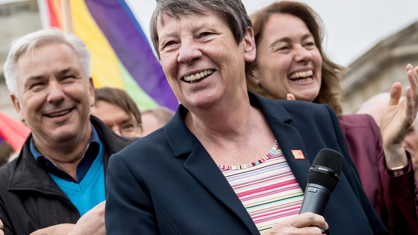 Umweltministerin Barbara Hendricks (SPD) machte ihrer Partnerin nach dem Bundestagsbeschluss spontan einen Heiratsantrag.