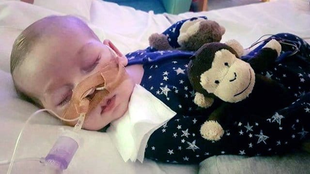 Das von der Familie zur Verfügung gestellte Foto zeigt Charlie in der Kinderklinik in London. Das von der Familie zur Verfügung gestellte Foto zeigt Charlie in der Kinderklinik in London.