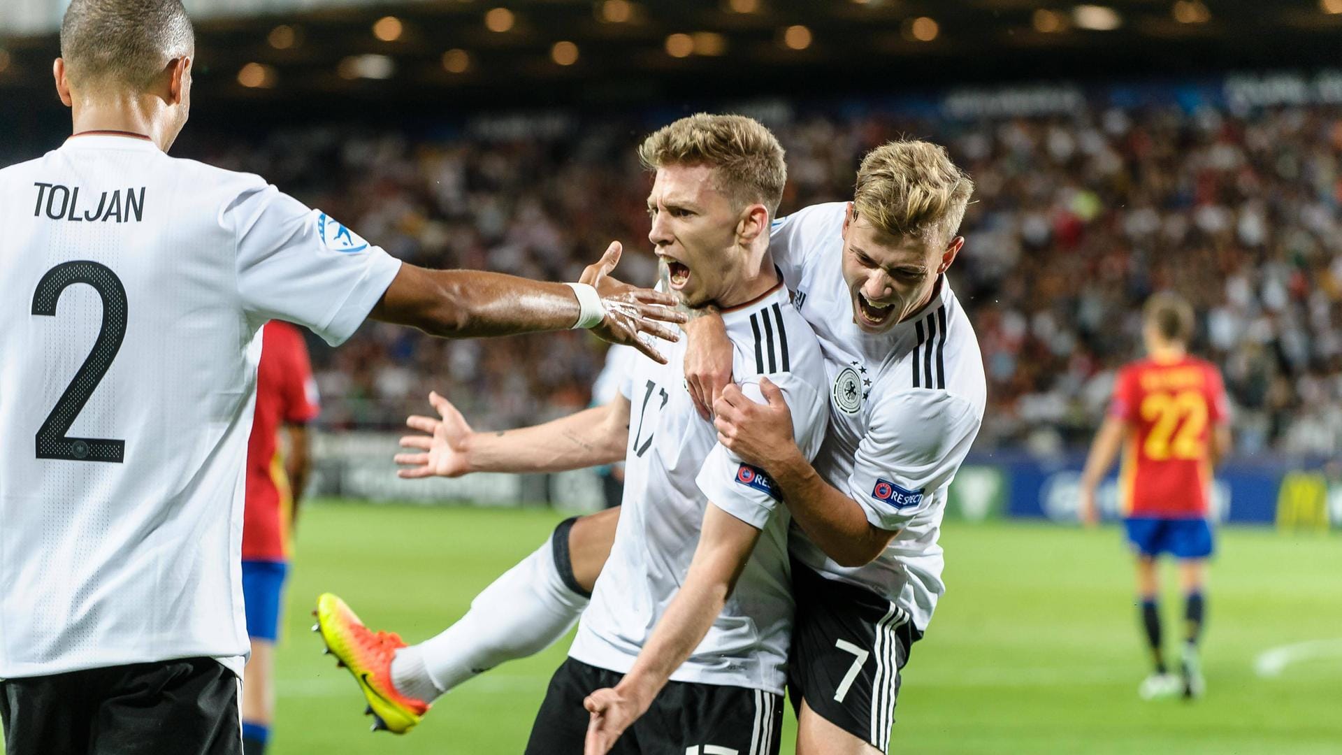 Mitchell Weiser (m.) jubelt mit Jeremy Toljan (l.) und Max Meyer über sein 1:0.