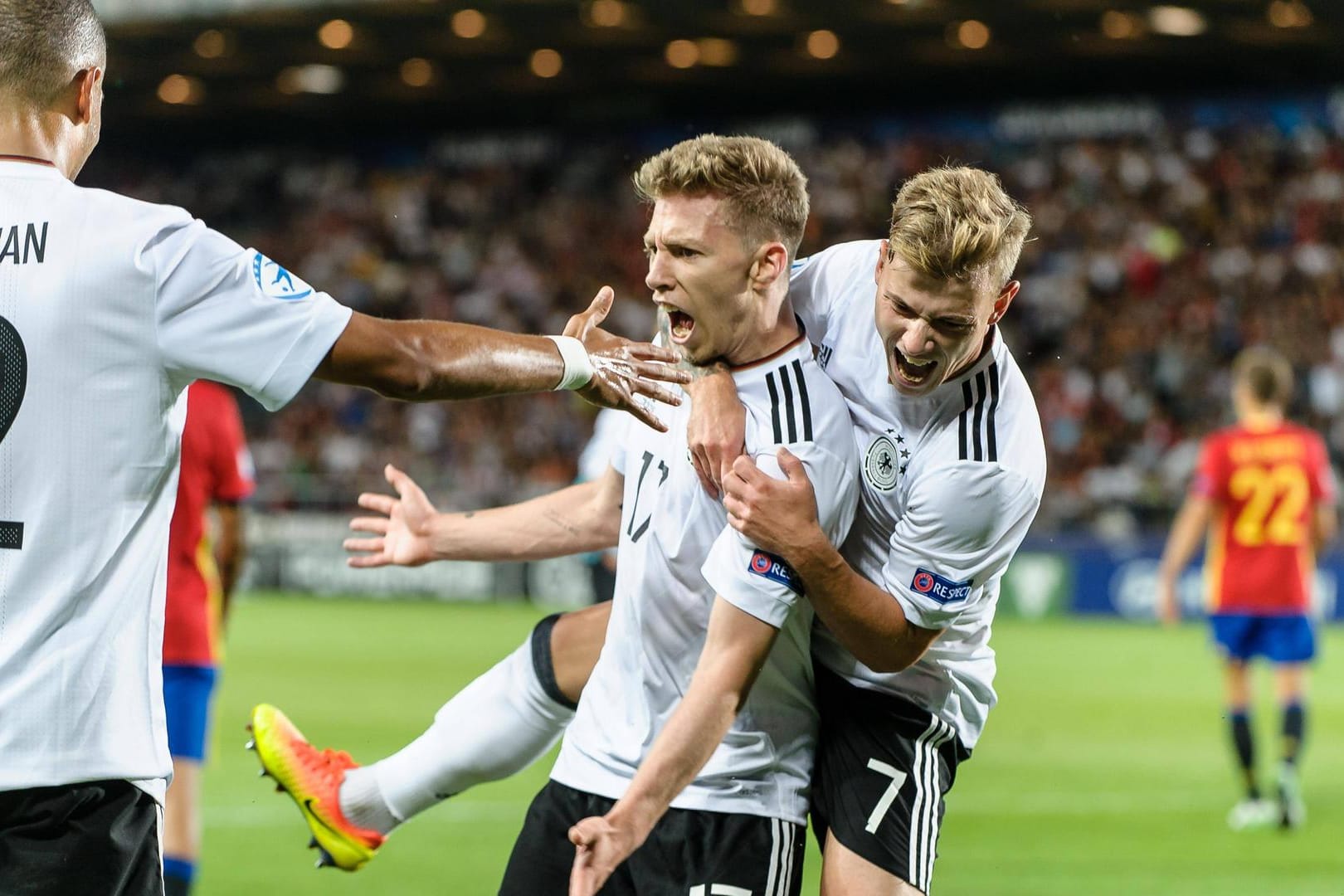 Mitchell Weiser (m.) jubelt mit Jeremy Toljan (l.) und Max Meyer über sein 1:0.