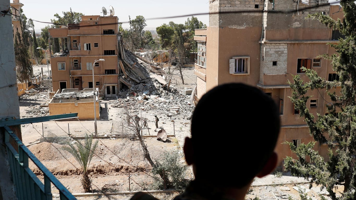 Blick auf Ruinen in der umkämpften syrischen Stadt Rakka.