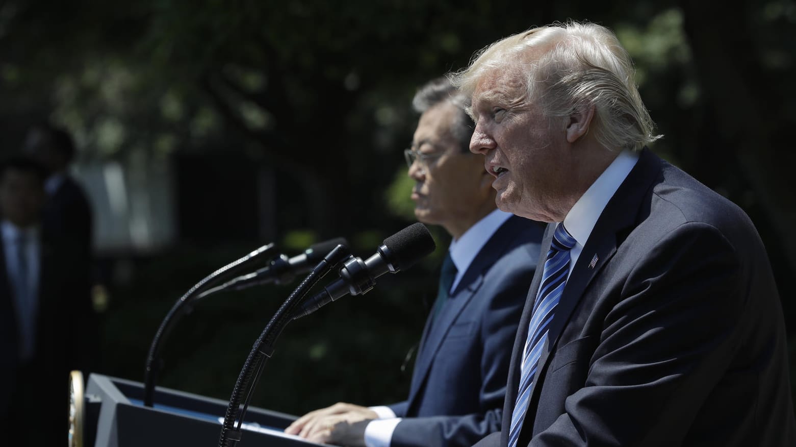 US-Präsident Donald Trump im Rose Garden des Weißen Hauses in Washington neben Südkoreas neuen Präsidenten, Moon Jae In. US-Präsident Donald Trump im Rose Garden des Weißen Hauses in Washington neben Südkoreas neuen Präsidenten, Moon Jae In.