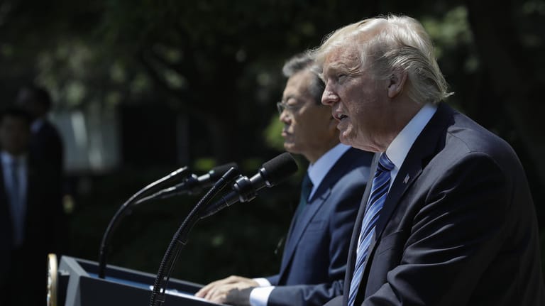 US-Präsident Donald Trump im Rose Garden des Weißen Hauses in Washington neben Südkoreas neuen Präsidenten, Moon Jae In.
