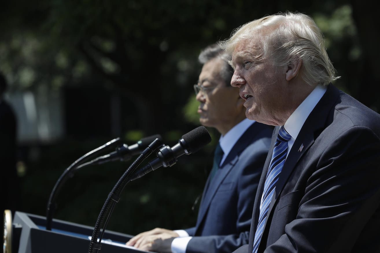 US-Präsident Donald Trump im Rose Garden des Weißen Hauses in Washington neben Südkoreas neuen Präsidenten, Moon Jae In.