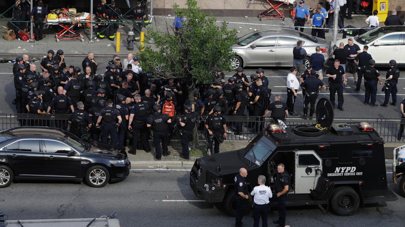 Zahlreiche Polizisten versammelten sich vor dem Bronx-Lebanon Krankenhaus, um bei den Durchsuchungen während der Schießerei Hilfestellung zu leisten.
