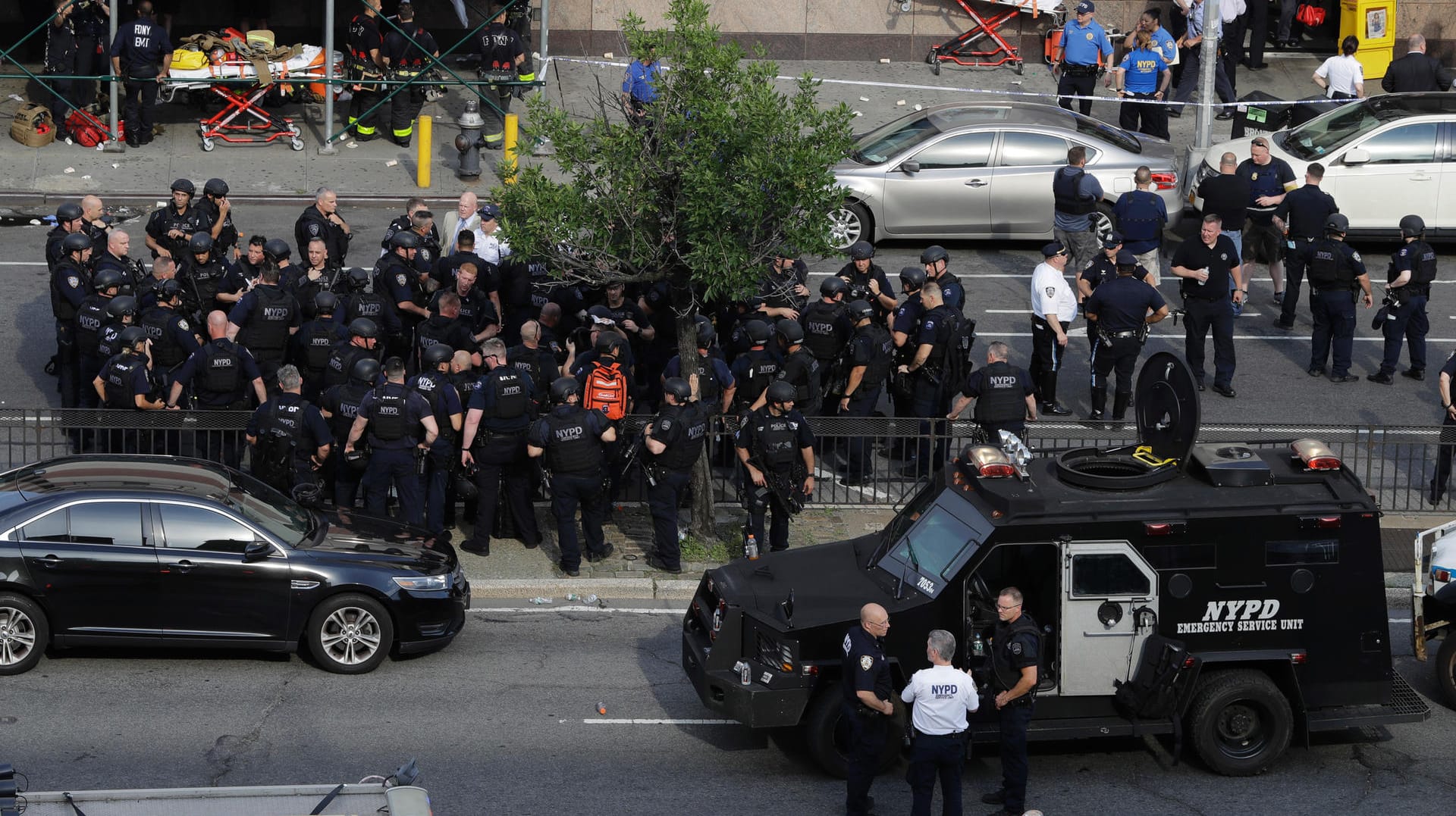 Zahlreiche Polizisten versammelten sich vor dem Bronx-Lebanon Krankenhaus, um bei den Durchsuchungen während der Schießerei Hilfestellung zu leisten. Zahlreiche Polizisten versammelten sich vor dem Bronx-Lebanon Krankenhaus, um bei den Durchsuchungen während der Schießerei Hilfestellung zu leisten.