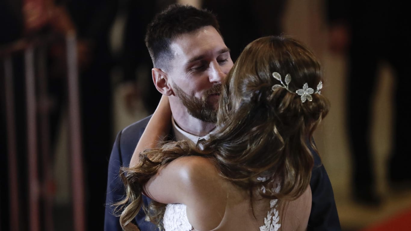 Lionel Messi küsst seine frisch angetraute Ehefrau.