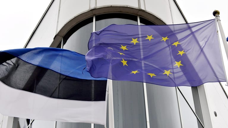 Die Flaggen von Estland und EU