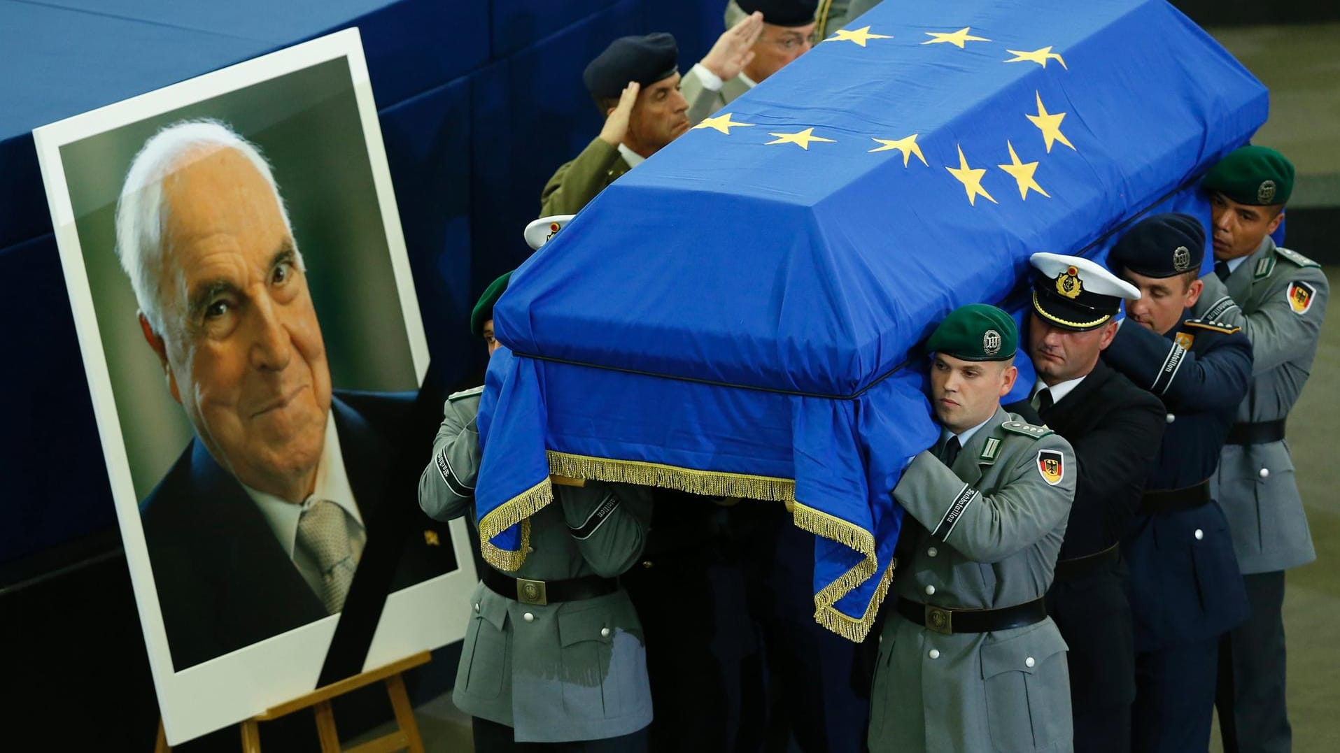 Der Sarg wird nach dem europäischen Trauerakt für den verstorbenen Altkanzler Helmut Kohl im EU-Parlament in Straßburg von Soldaten des Wachbataillon aus dem Saal gebracht.