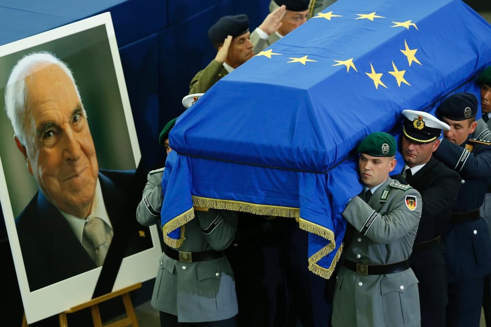 Der Sarg wird nach dem europäischen Trauerakt für den verstorbenen Altkanzler Helmut Kohl im EU-Parlament in Straßburg von Soldaten des Wachbataillon aus dem Saal gebracht.