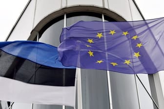 Die Farben von Estland und die EU-Flagge wehen in Tallinn im Wind.