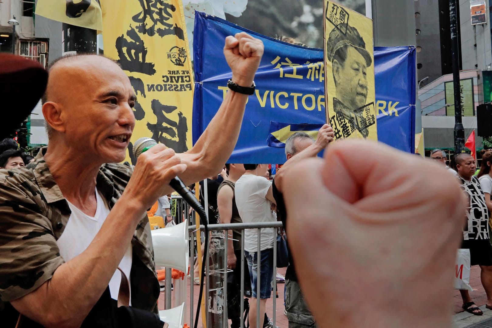 Menschen demonstrieren gegen die Fahnenzeremonie anlässlich der Feierlichkeiten zum 20. Jahrestag der Rückgabe der ehemaligen britischen Kronkolonie an China.