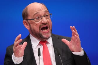 Martin Schulz hat von Angela Merkel eine klare Kante gegen US-Präsident Donald Trump verlangt.
