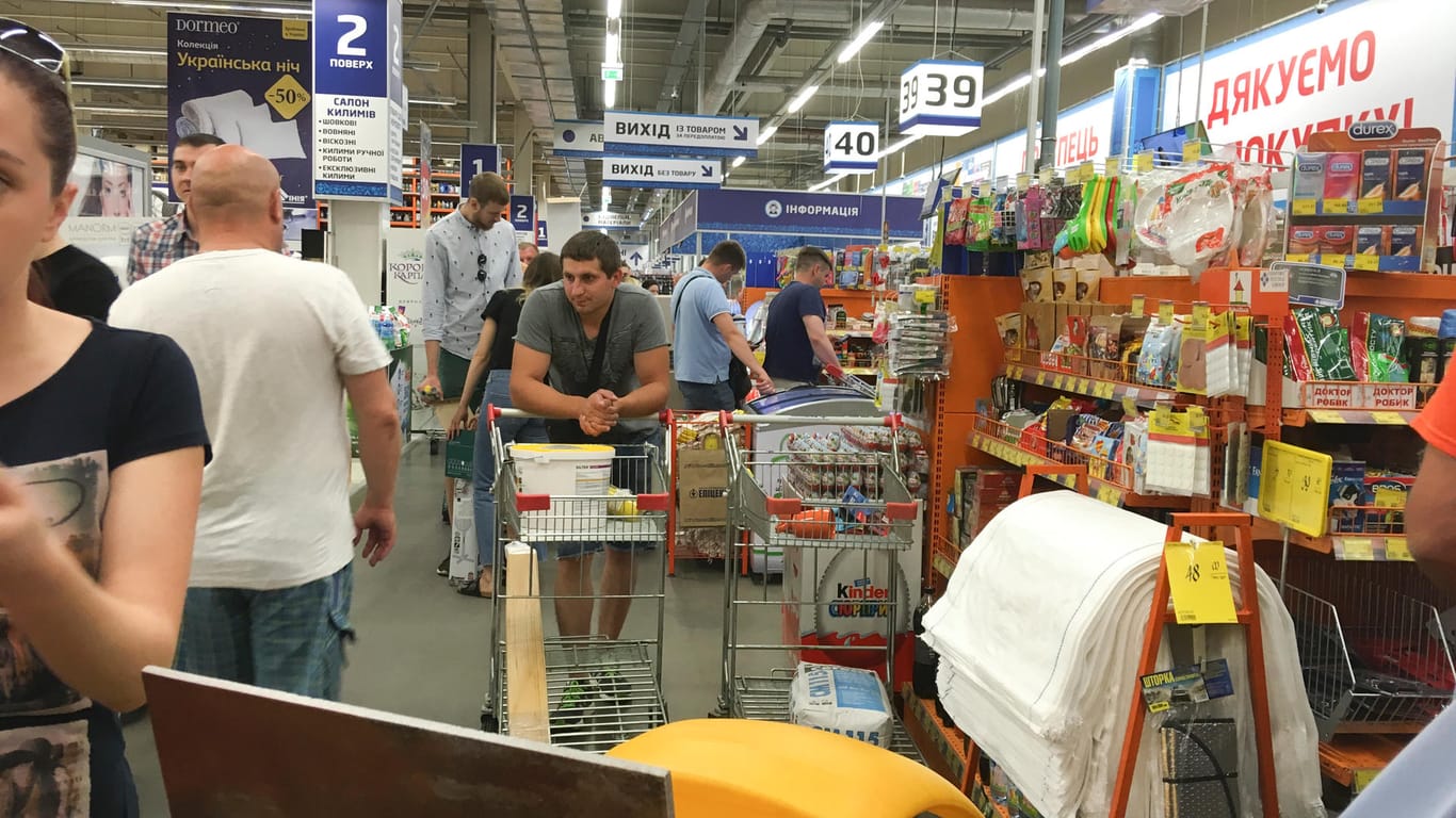 Eine Menschenschlange im Supermarkt in der Ukraine