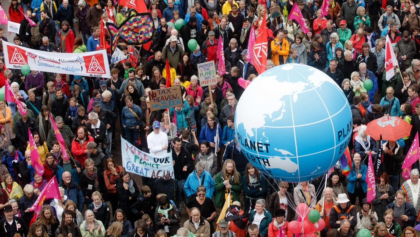 Teilnehmer der Demonstration "G20-Protestwelle" demonstrieren in Hamburg auf dem Rathausmarkt. Teilnehmer der Demonstration "G20-Protestwelle" demonstrieren in Hamburg auf dem Rathausmarkt.