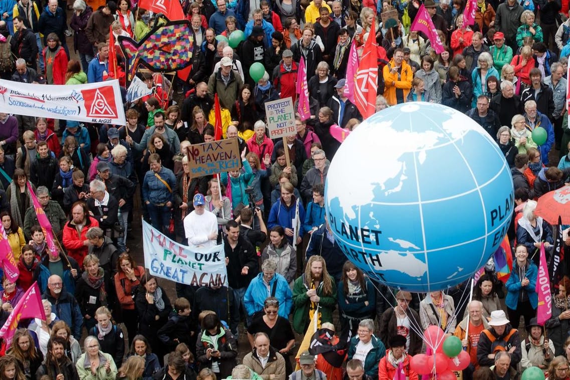 Teilnehmer der Demonstration "G20-Protestwelle" demonstrieren in Hamburg auf dem Rathausmarkt.