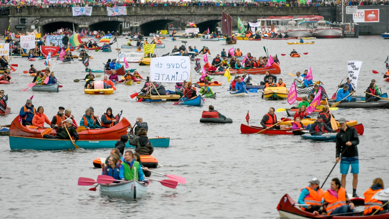Demonstranten auf Booten und Flößen schlossen sich dem Protest auf der Binnenalster an.