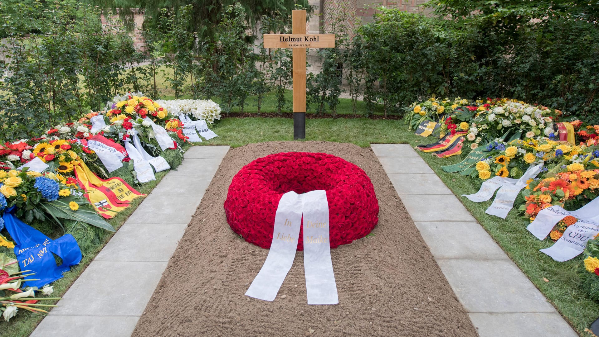 Das Grab von Helmut Kohl auf dem Friedhof des Domkapitels in Speyer.