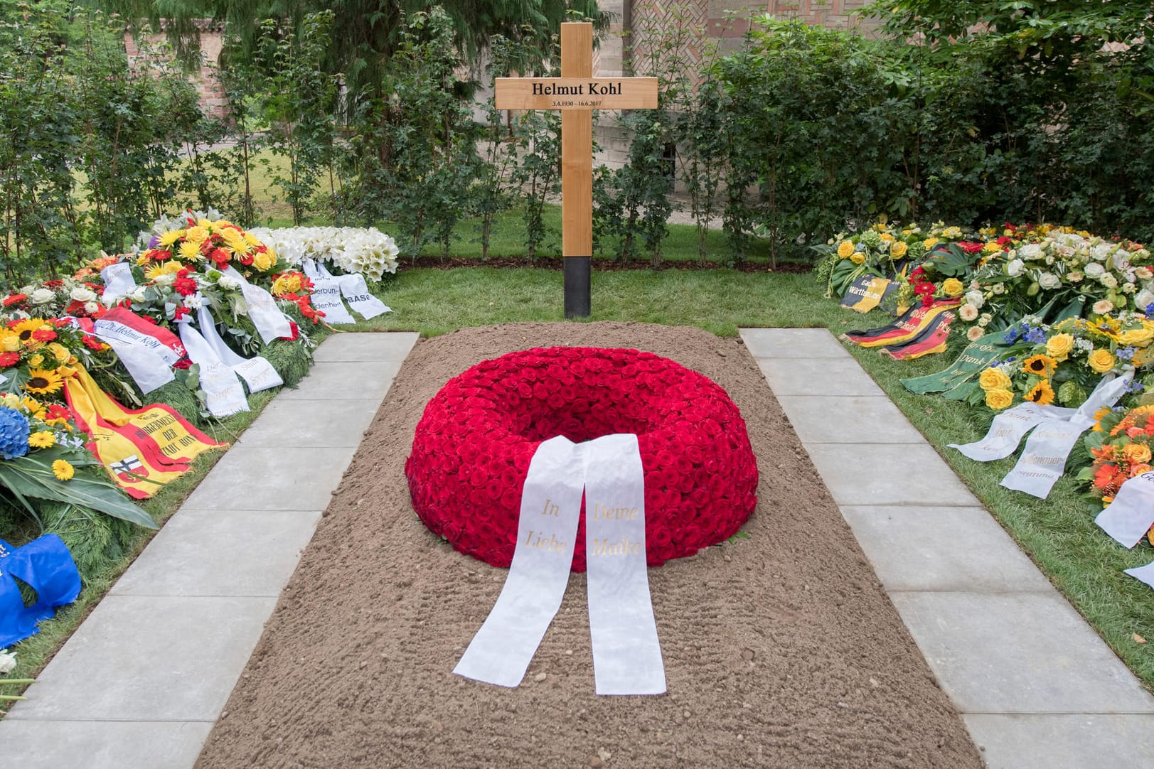 Das Grab von Helmut Kohl auf dem Friedhof des Domkapitels in Speyer.