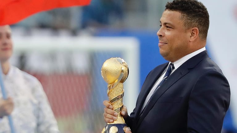 Die brasilianische Sturm-Legende Ronaldo bringt den Pokal.