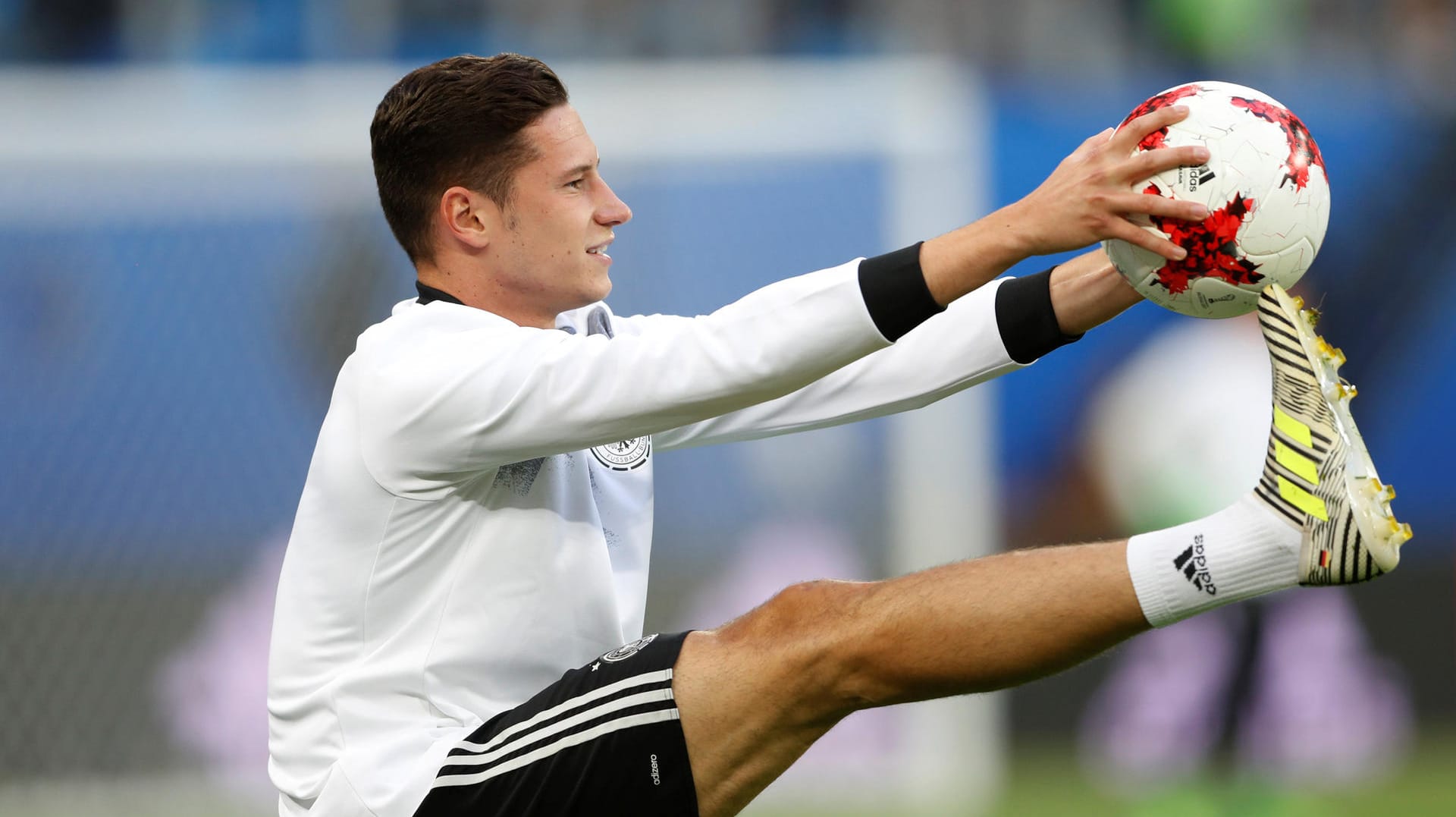 Der deutsche Kapitän Julian Draxler dehnt sich vor dem Duell gegen Chile.