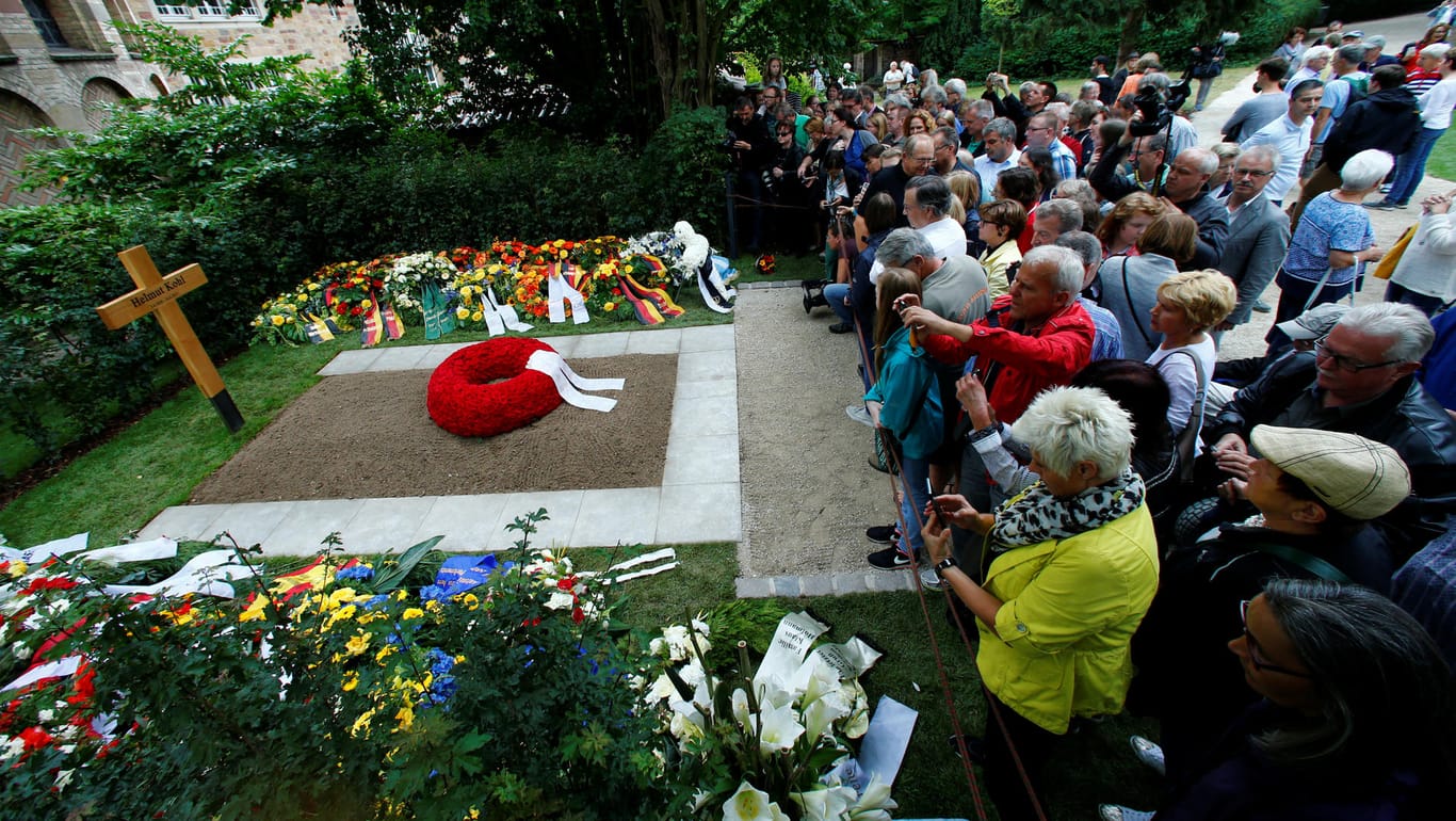 Mehrere Hundert Menschen besuchten am Sonntag das Grab von Kohl.