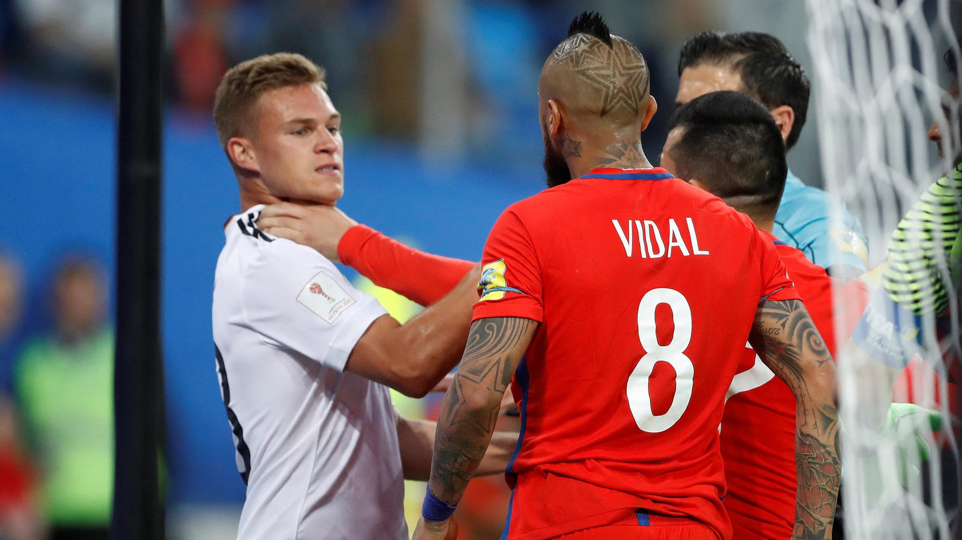 Die beiden Münchner Joshua Kimmich (l.) und Arturo Vidal geraten aneinander. Medel packt den Deutschen an der Gurgel.