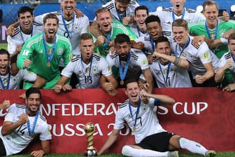 Das DFB-Team um Kapitän Julian Draxler (u. re.) gewann gegen Chile erstmals den Confed Cup.