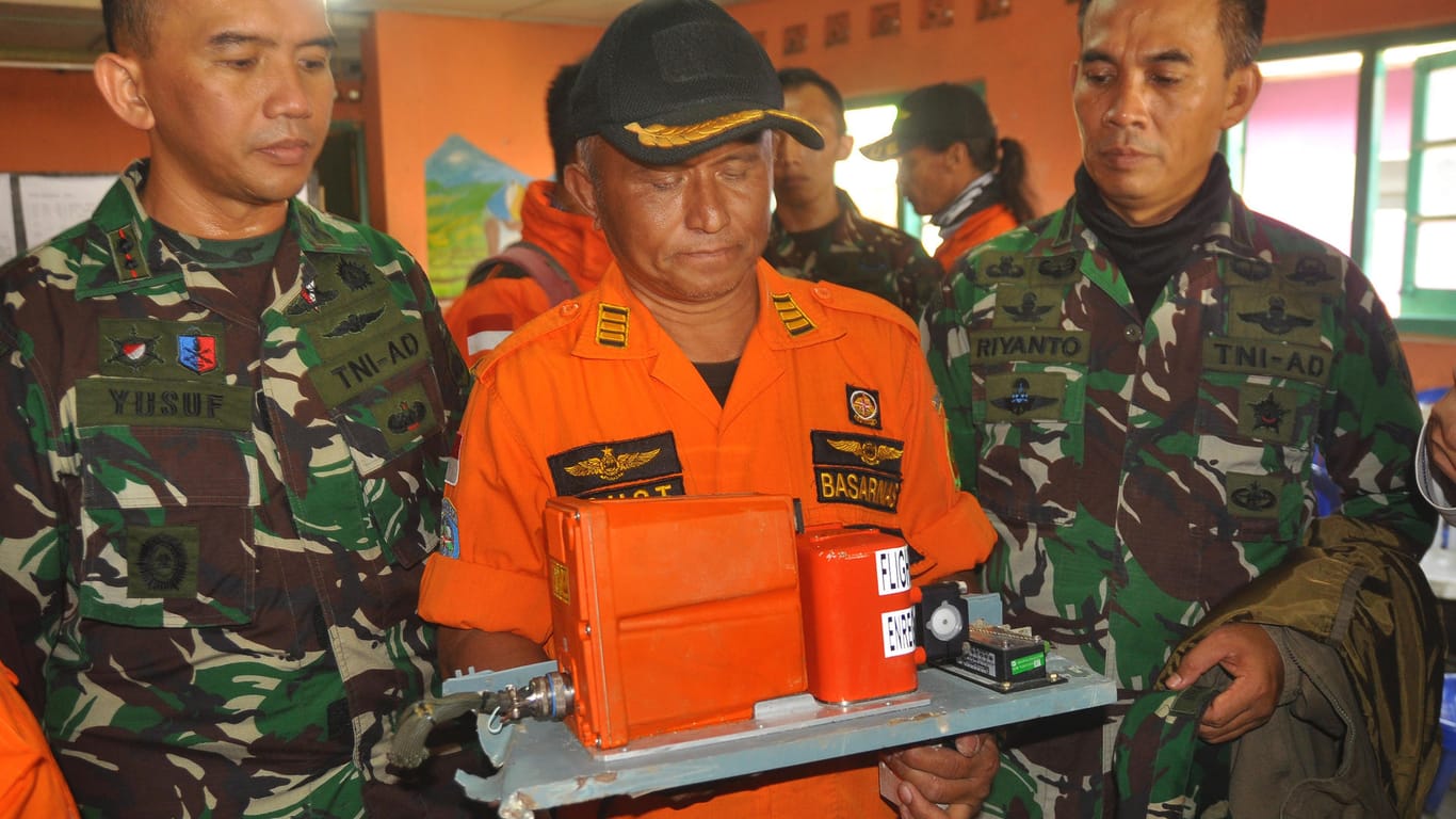 Mitglieder der "National Search and Rescue Agency" präsentierten in Temanggung (Indonesien) den Flugschreiber des abgestürzten Helikopters.
