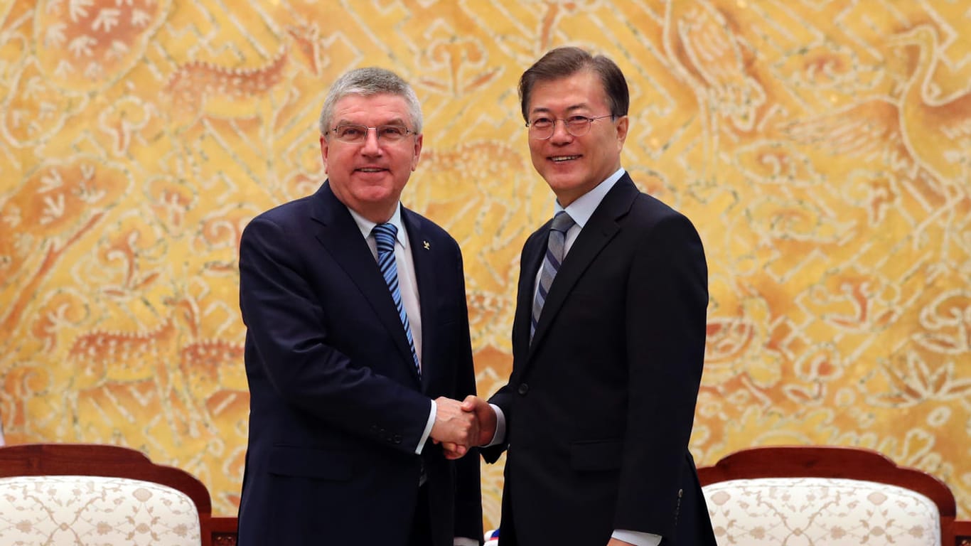 Der IOC-Präsident Thomas Bach (links) hat Moon Jae-In (rechts) beim Treffen in Seoul versprochen, sich darum zu bemühen, dass Nordkorea die Tür zu den Olympischen Spielen geöffnet werde.