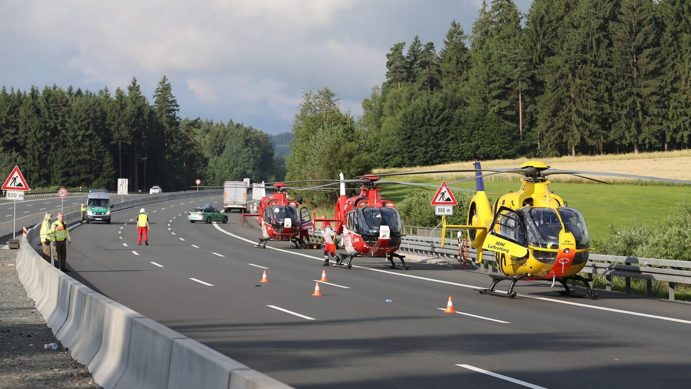 Nach dem Busunfall stehen mehrere Rettungshelikopter für den Transport von Verletzten bereit.